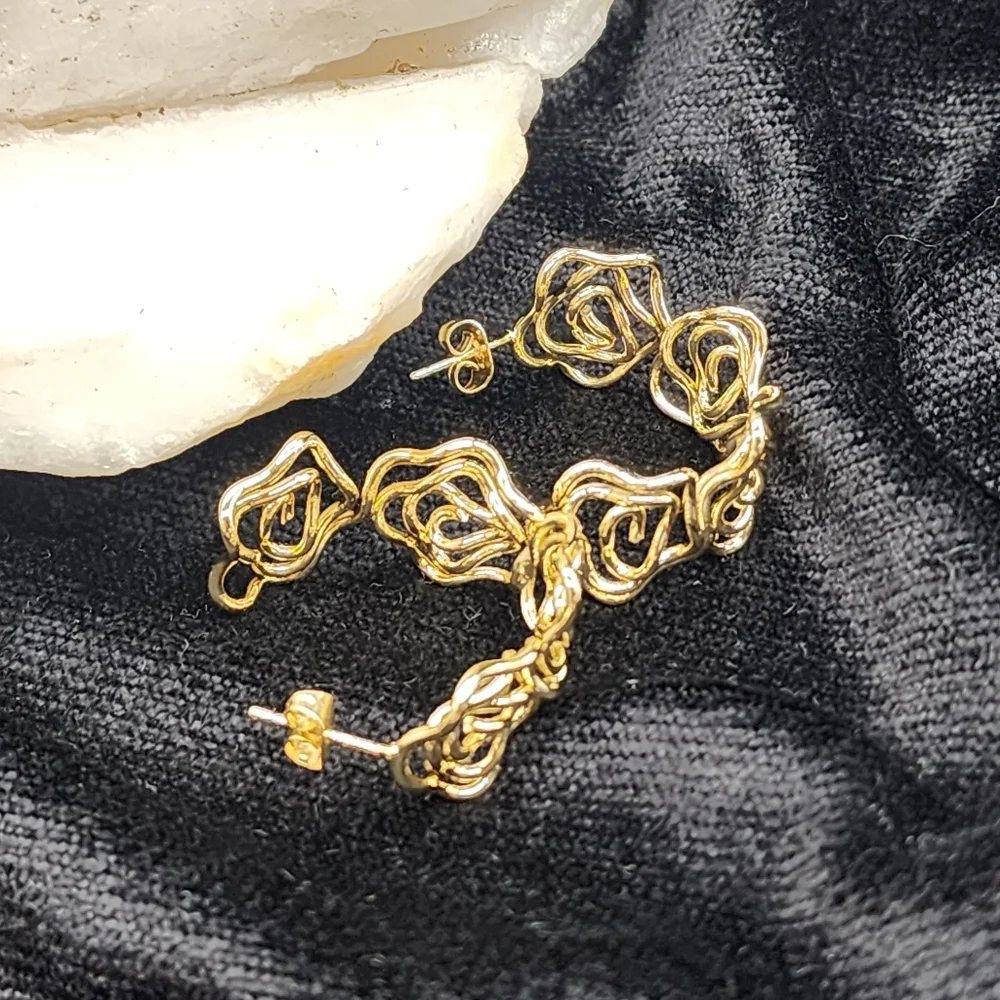 Unique Hoops Rhodium 18 kt Gold Plated Earrings/Studs Floral Design